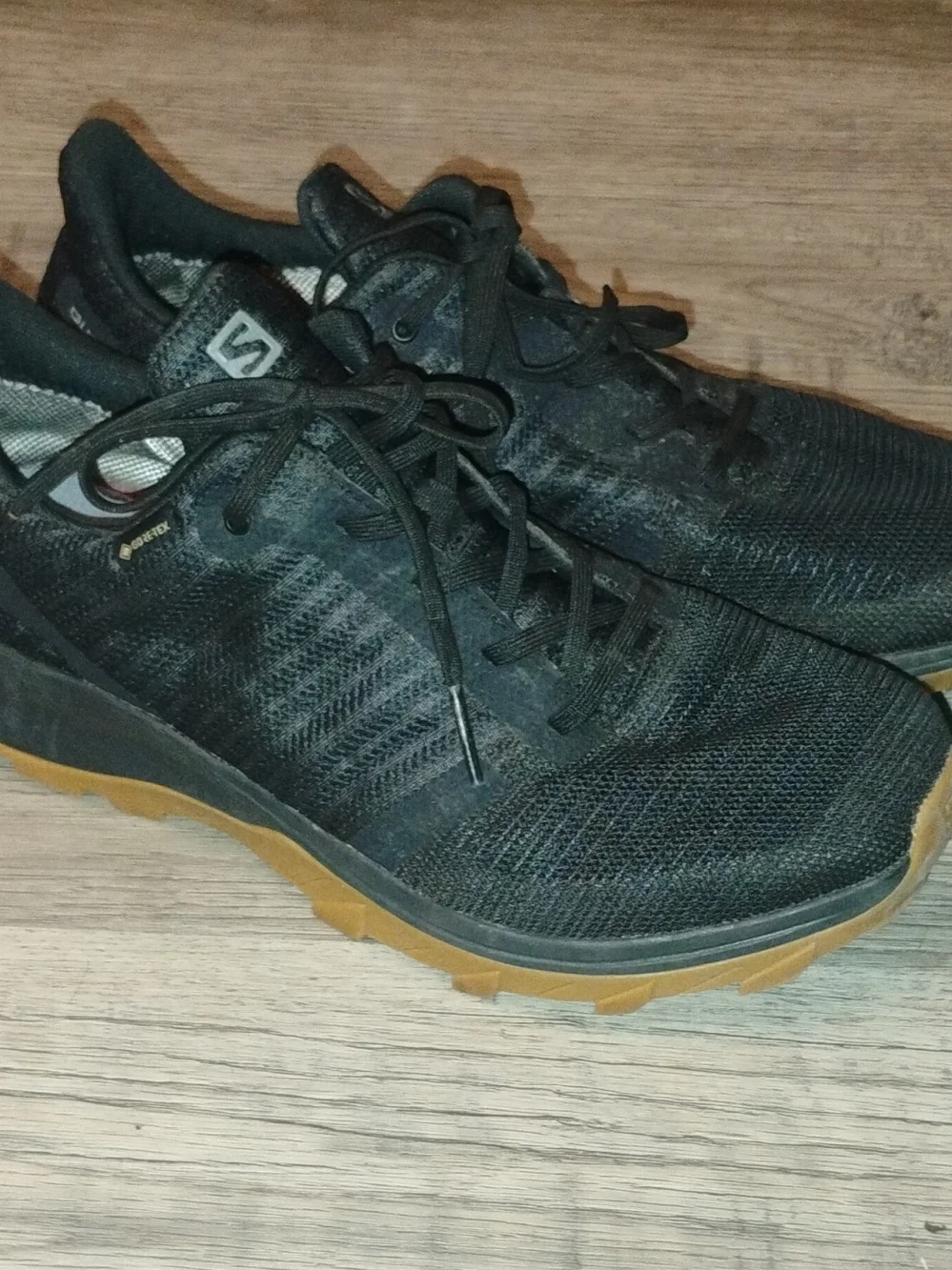 Salomon Men's Black Trail Running Hiking Shoes with Gum Sole Size 10